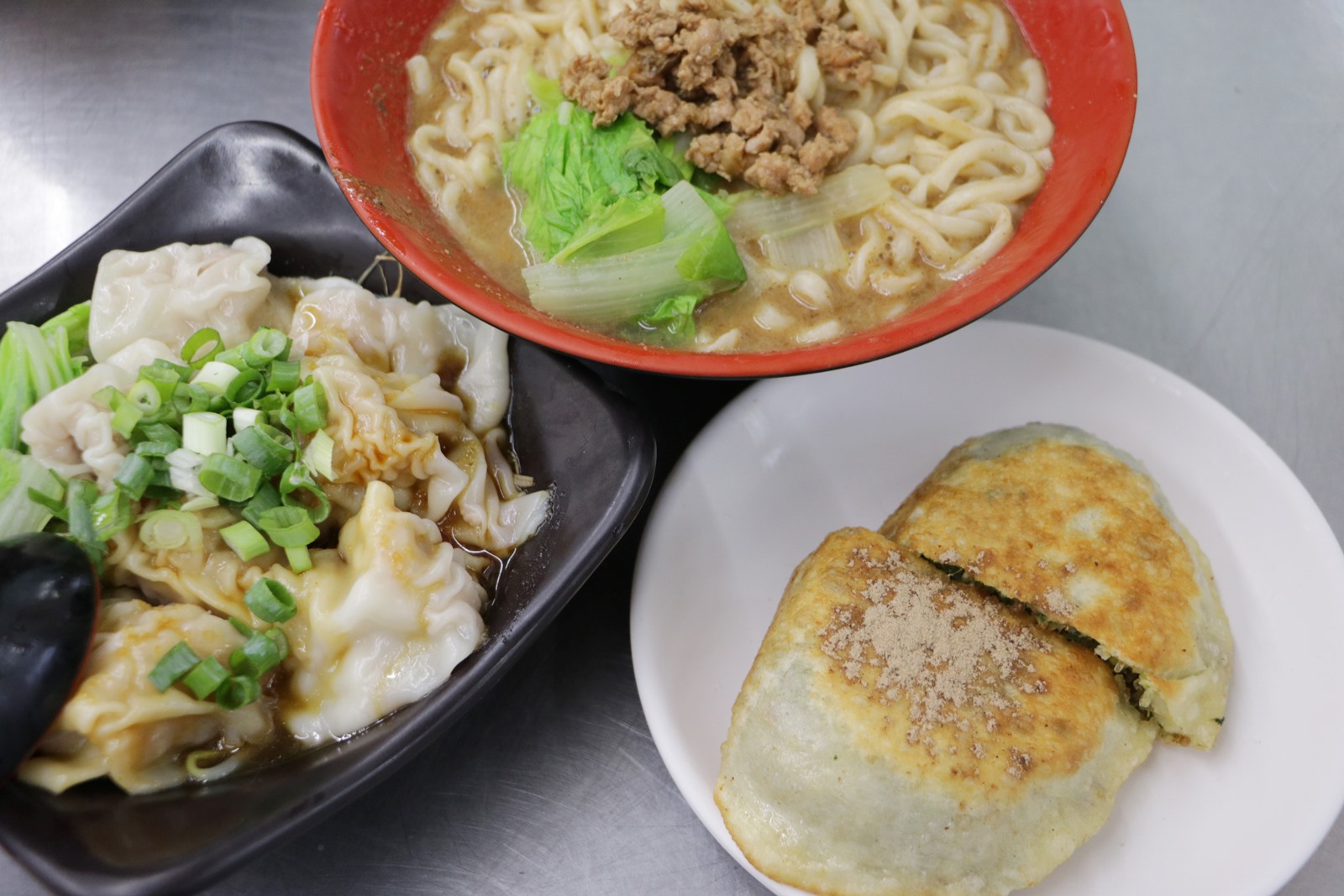 高雄新興 就愛餡麵食館林森店 現做的美味x 吃一口就愛上的花素盒 快樂的過每一天